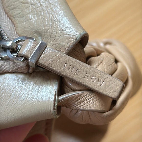 The Row ‘Wander’ knotted shoulder bag in Sand - Picture 11 of 17